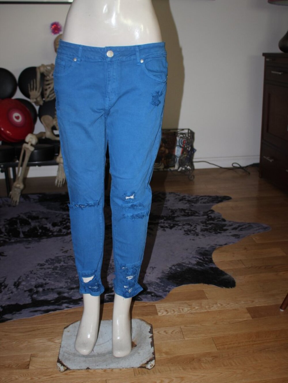 VIP Sky Blue Distressed Jeans NWOT 15/16 Cropped Cotton Spandex Mid Rise RARE
